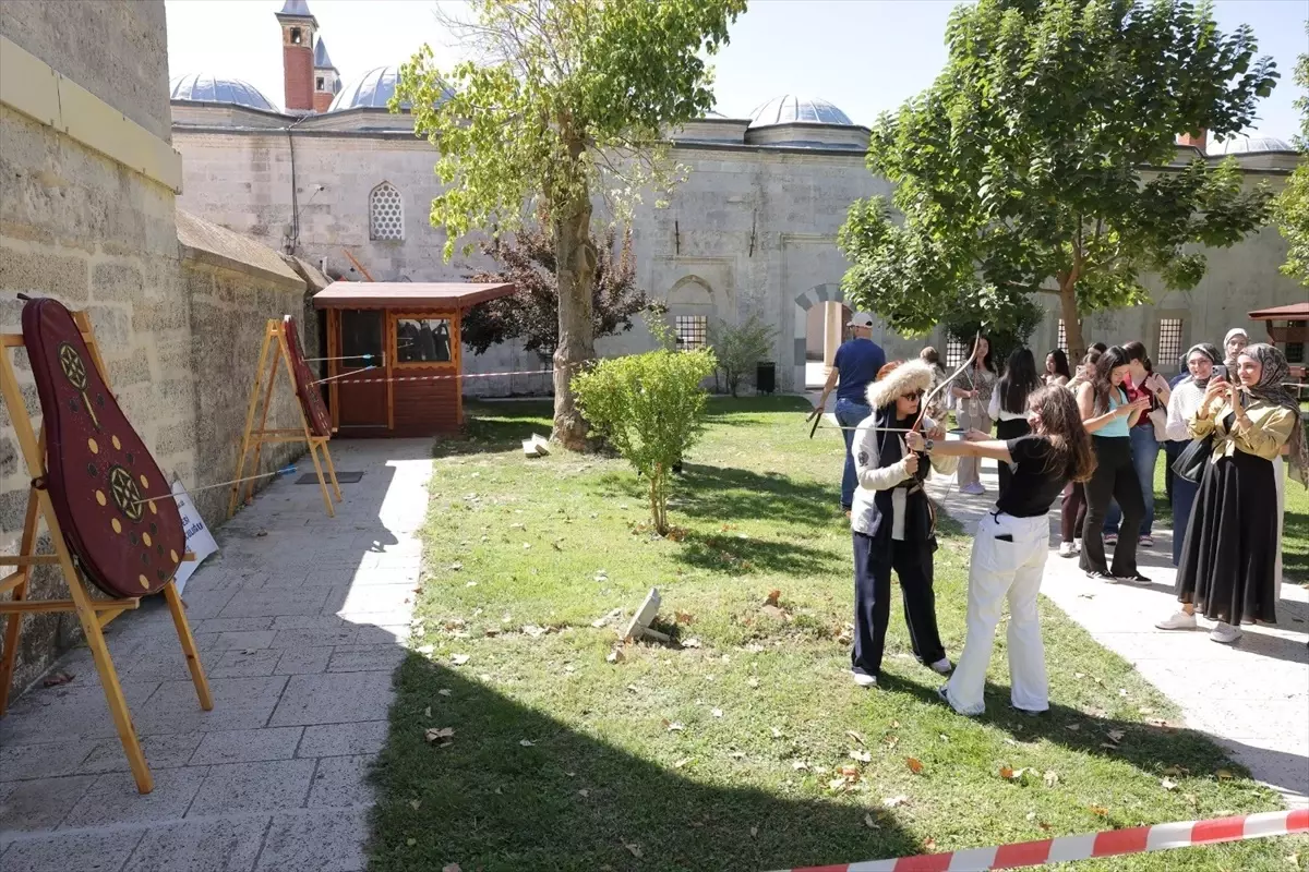 ogrenciler kirkpinar yagli gureslerini tanidi DEWA9OXZ