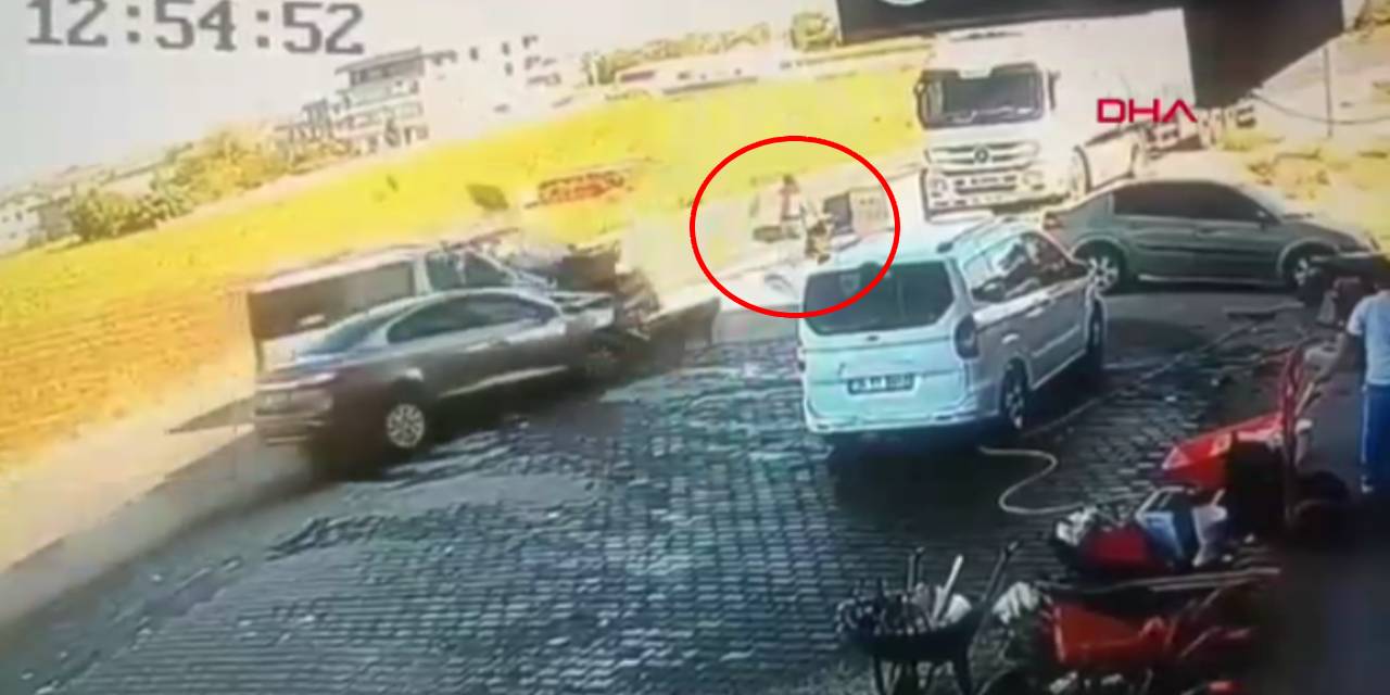 diyarbakirda yurekleri agza getiren kaza bebek arabasiyla ilerleyen bir anne son anda kurtuldu 1TYbbiPP.jpg