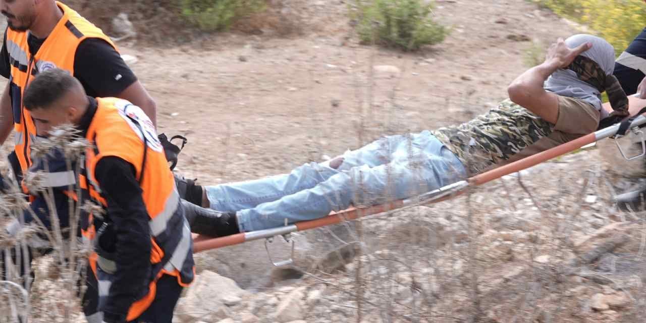 israil askerleri sevinmeyin diyerek filistinli kalabaliga saldirdi UYpGjv8h.jpg