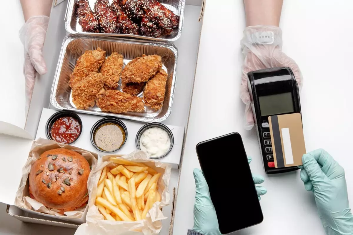 siparis uygulamasinin acigini buldu 2 yil bedava yemek yedi 1tcquDgn.jpg