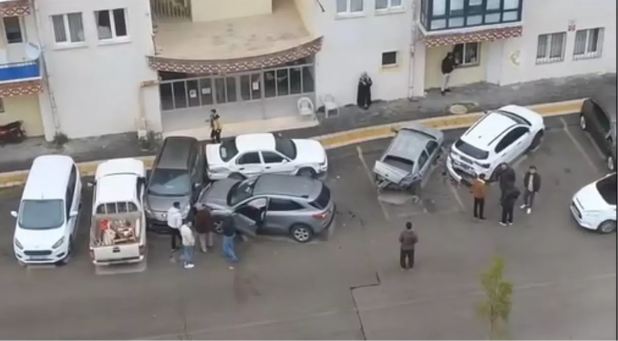 sivasta yagmurlu havada kontrolu kaybeden arac park halindeki 5 araca carpti zLZWlJ4k.jpg