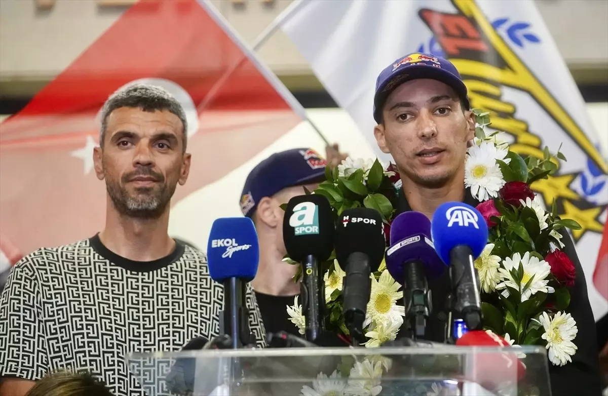 toprak razgatlioglu sampiyon olarak turkiyeye dondu xnLRCwGI.jpg