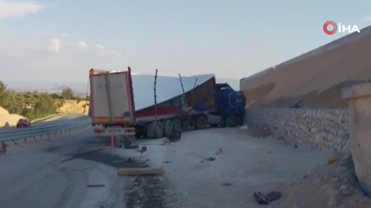 Mersin’de Feci Kaza: Tırdan Düşen Mermerler Minibüsü Ezdi, 1 Ölü, 3 Yaralı