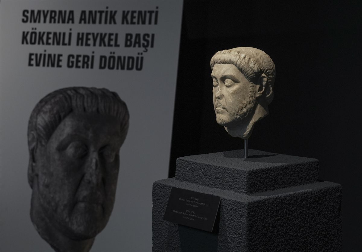 Smyrna Antik Kenti’ne Ait Heykel Başlığı İzmir’de Sergilenmeye Başladı