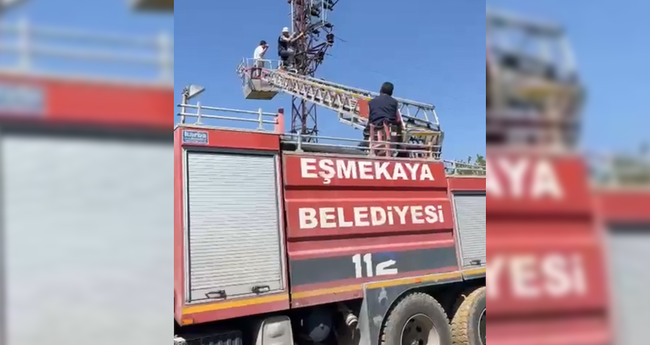 tamir-icin-direge-cikti-elektrik-akimina-kapilip-mahsur-kaldi-aqveMvfH