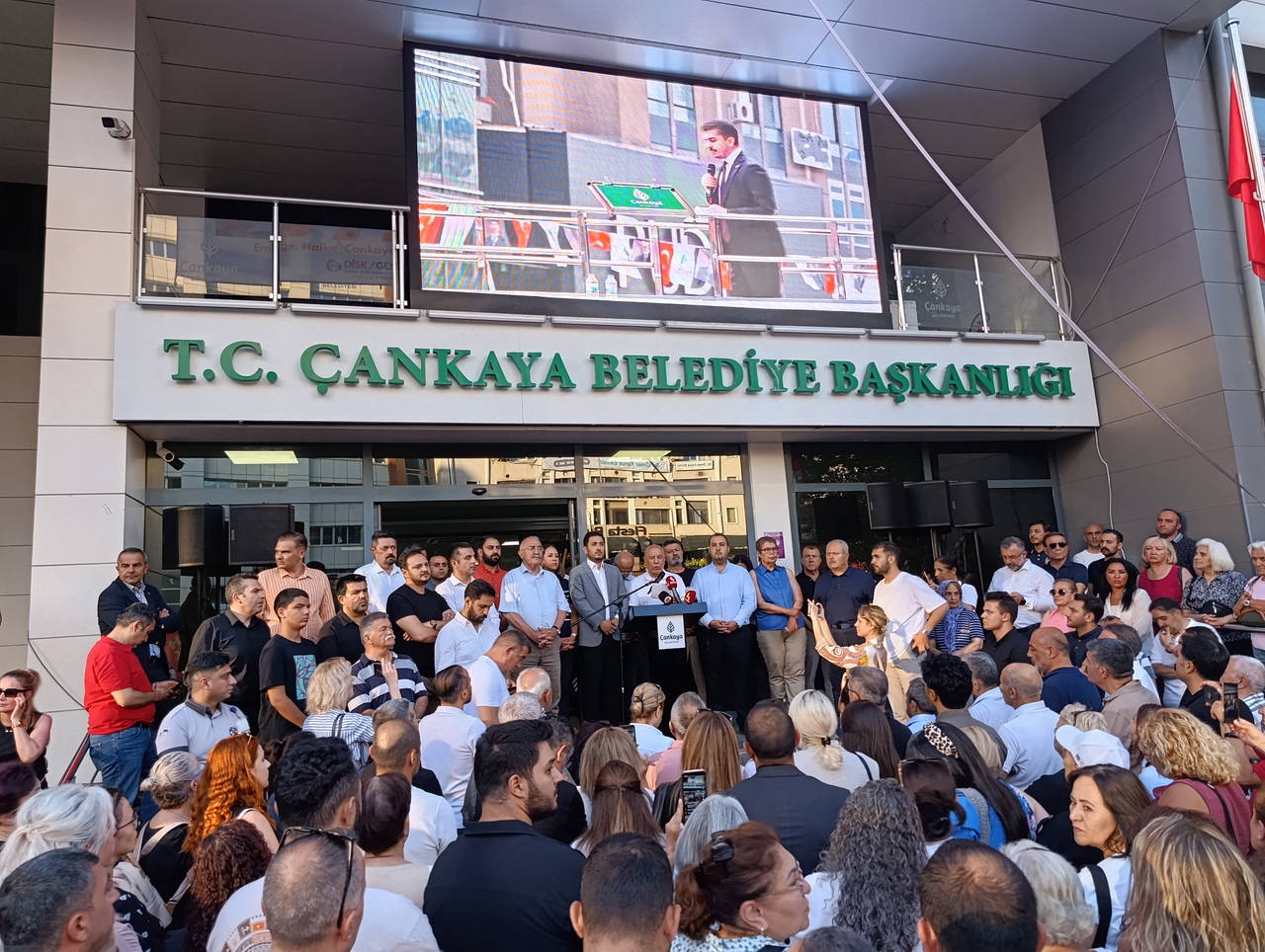 Yurttaslar tutuklama sonrasi belediye onunde toplandi gunerin sucu yurunecekse yol ozgur ozelle yurunur demesidir Z8AuVhID